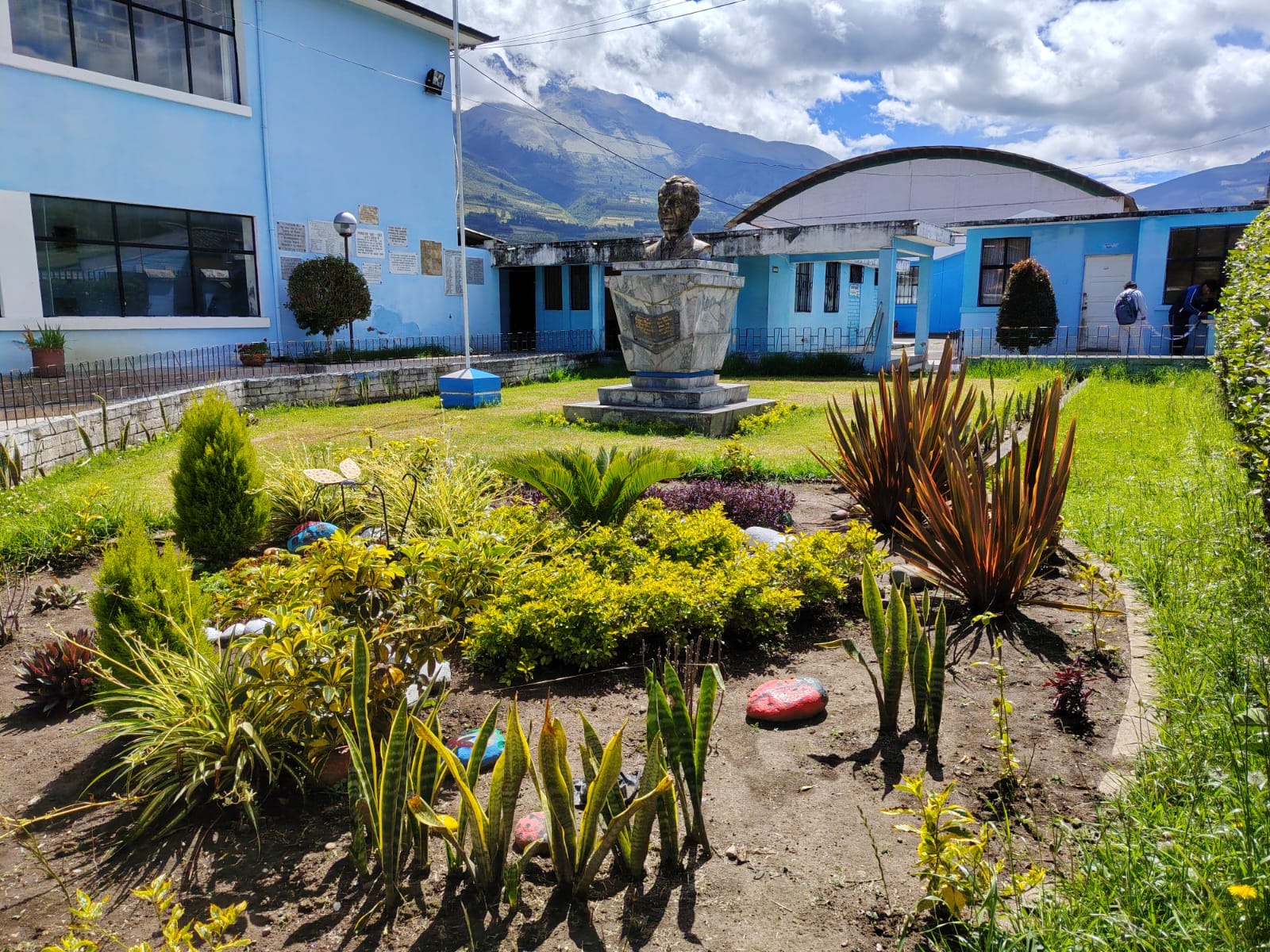 Jardín institucional de la Unidad Educativa Alfredo Pérez Guerrero