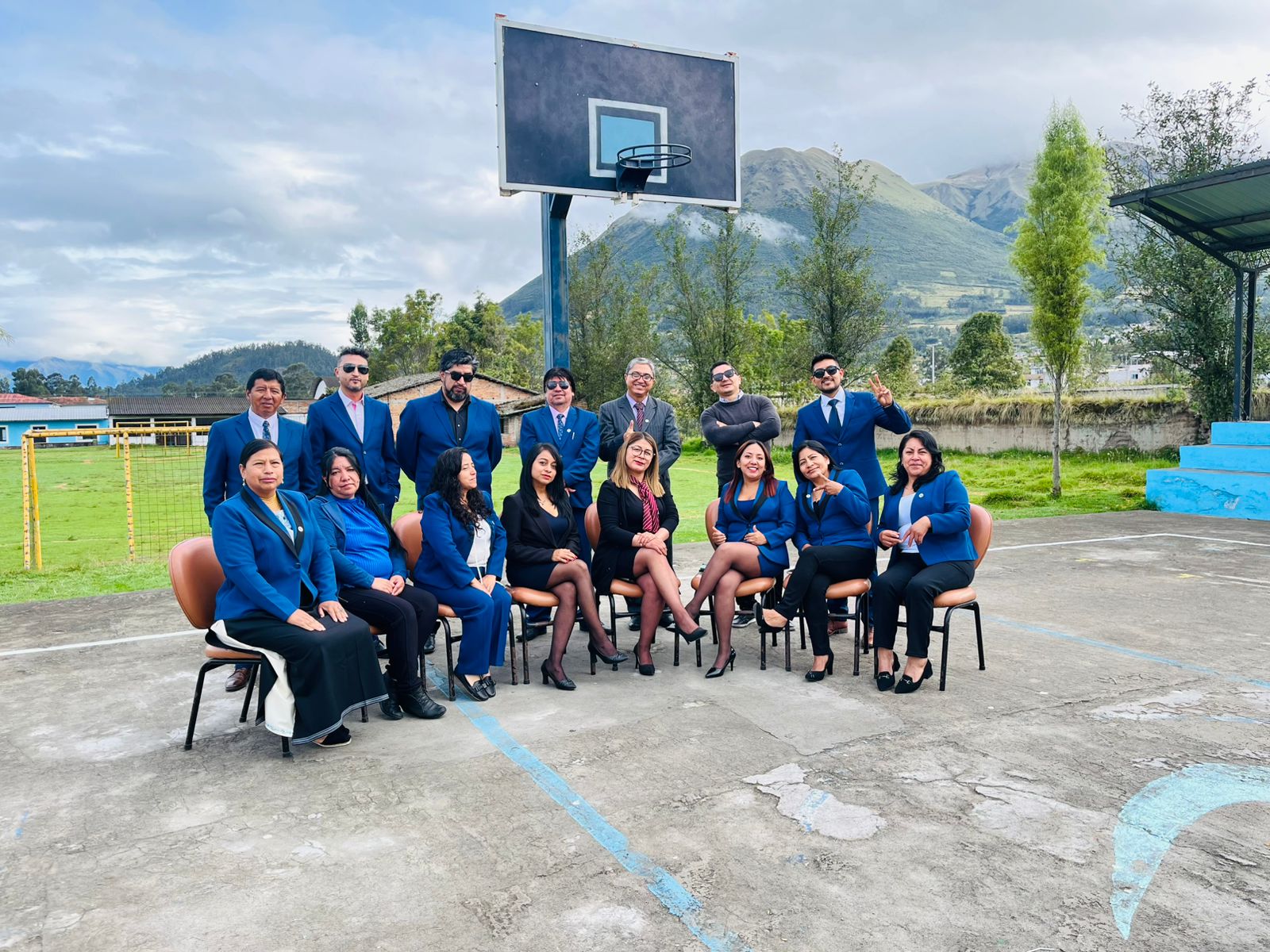 Foto grupal de docentes de la Sede 5