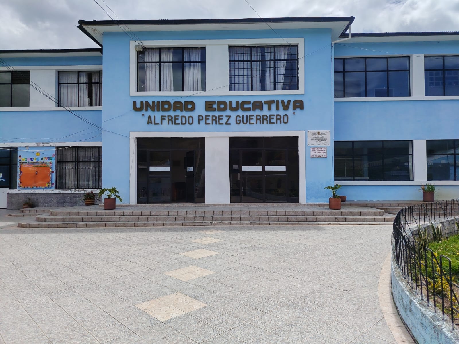 Entrada institucional de la Sede 1
