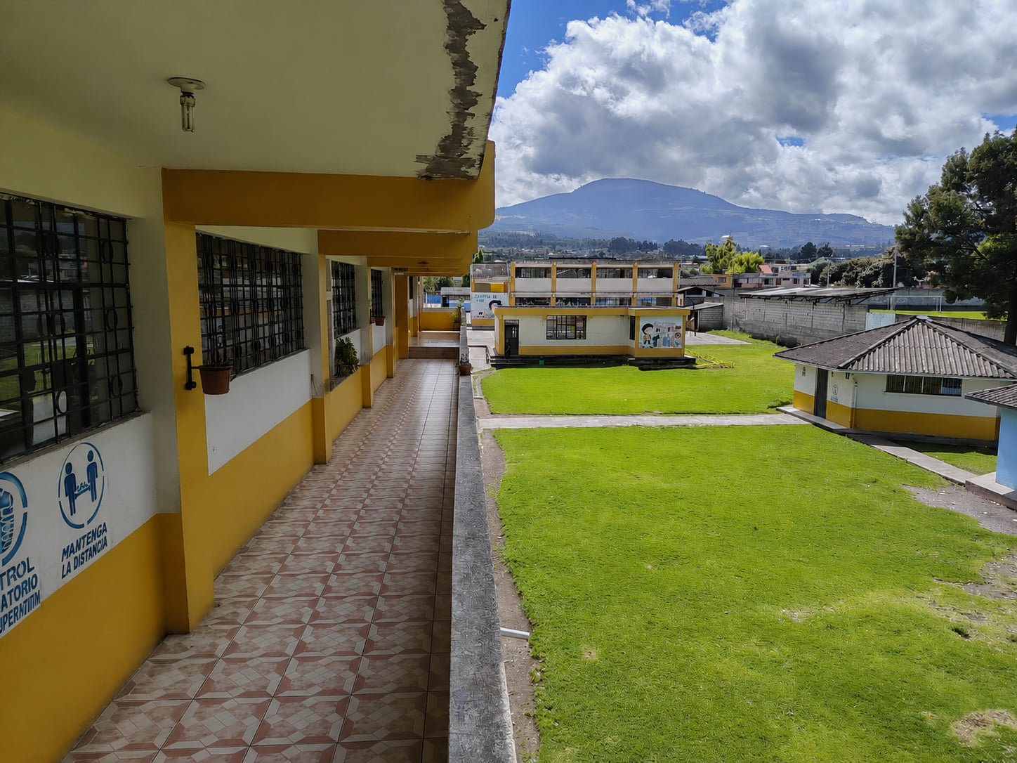 Corredores y jardines de la Sede 3