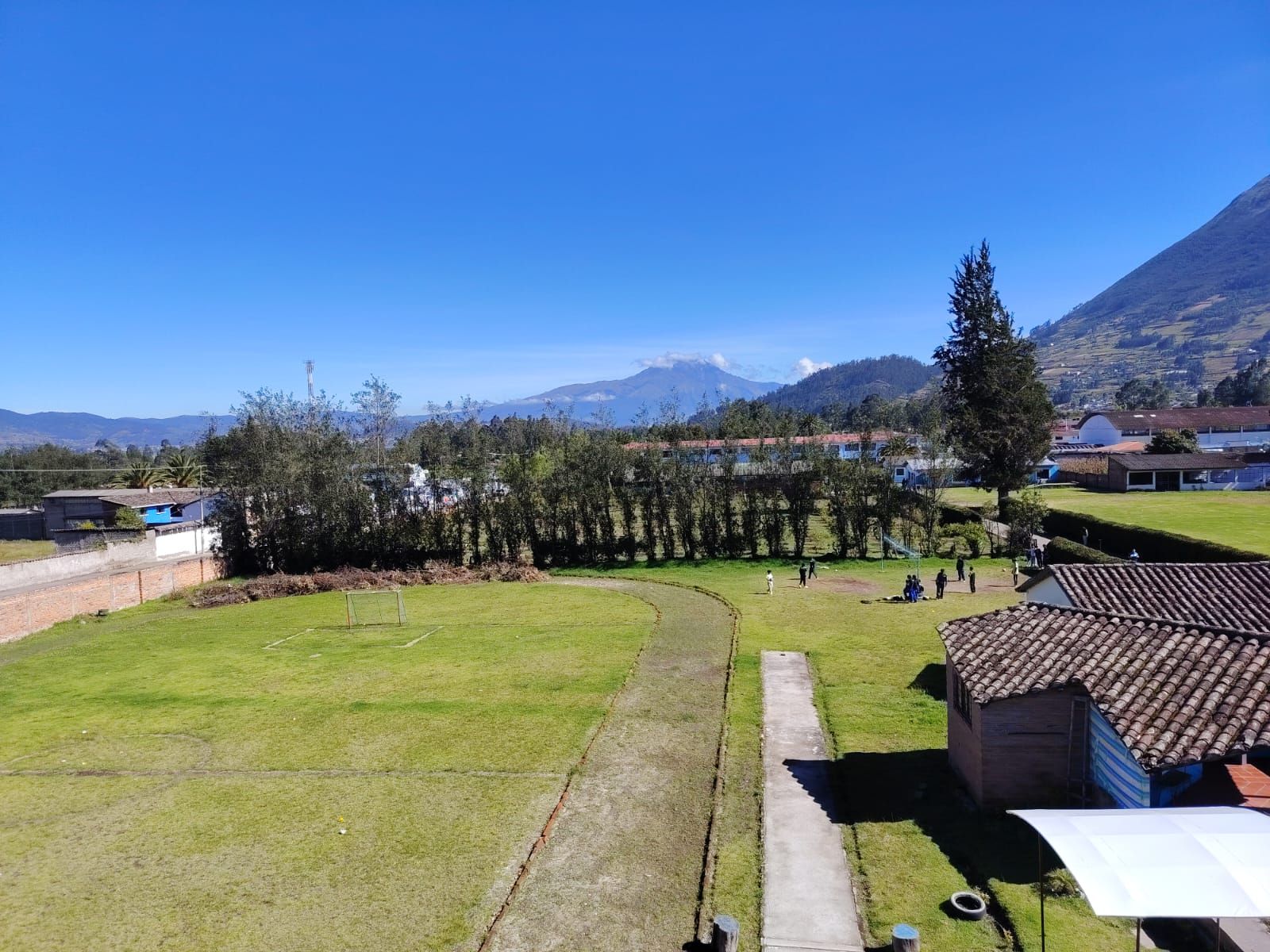 Cancha y entorno natural de la Sede 5