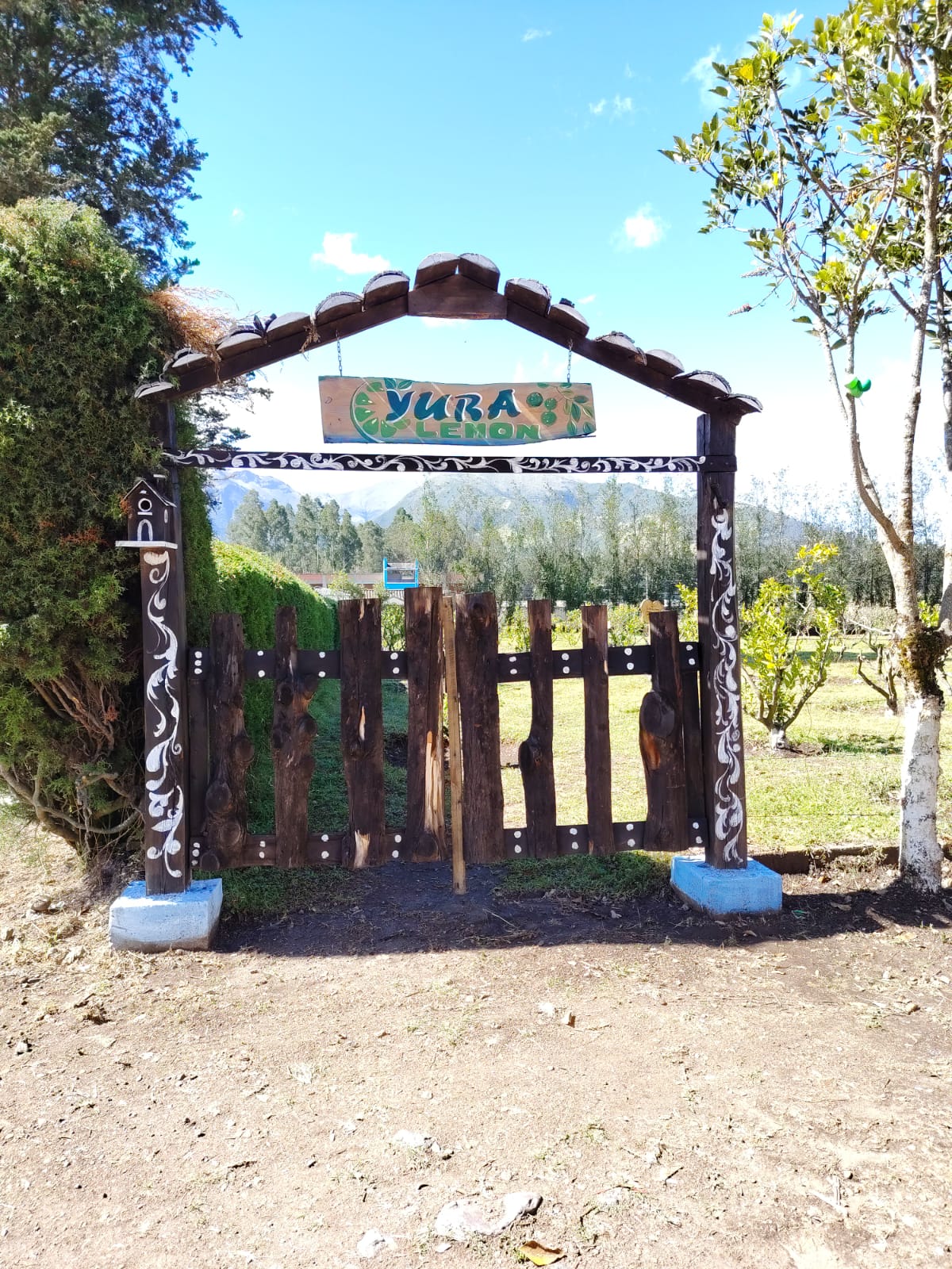 Portón de ingreso a Yura Limón en la Sede 5